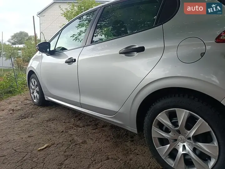 Peugeot 208 2014 photo 5