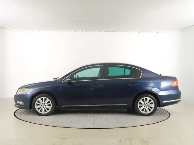 Volkswagen Passat 2011 photo 2