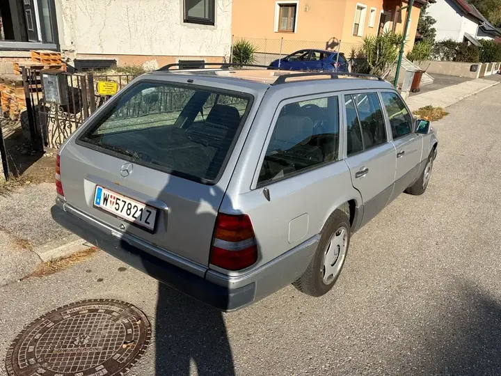 Mercedes-Benz E-Class 1993 photo 2