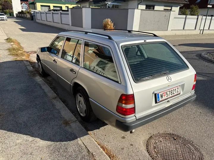 Mercedes-Benz E-Class 1993 photo 3