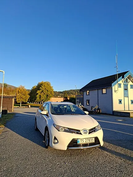 Toyota Auris 2014 photo 2