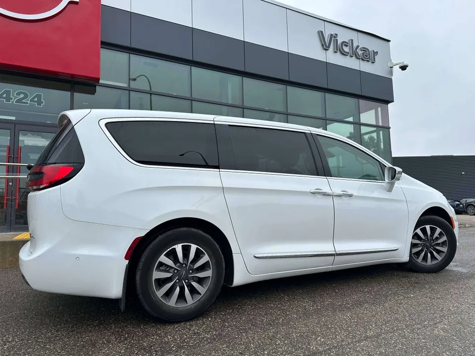 Chrysler Pacifica 2022 photo 2