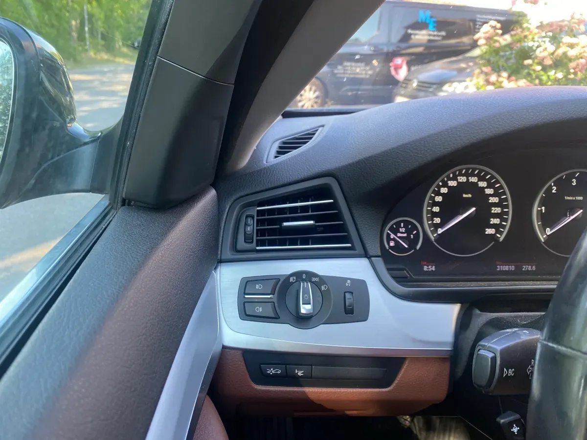 BMW 5 Series 2012 photo 2