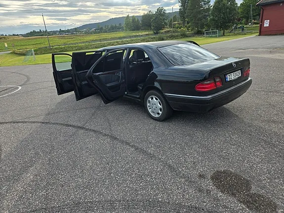 Mercedes-Benz 210 1999 photo 3