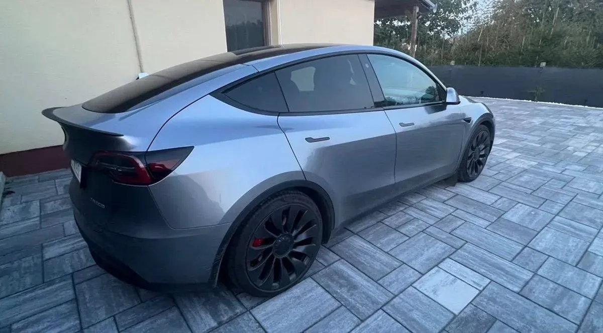 Tesla Model Y 2023 photo 2
