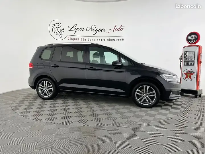 Volkswagen Touran 2023 photo 2
