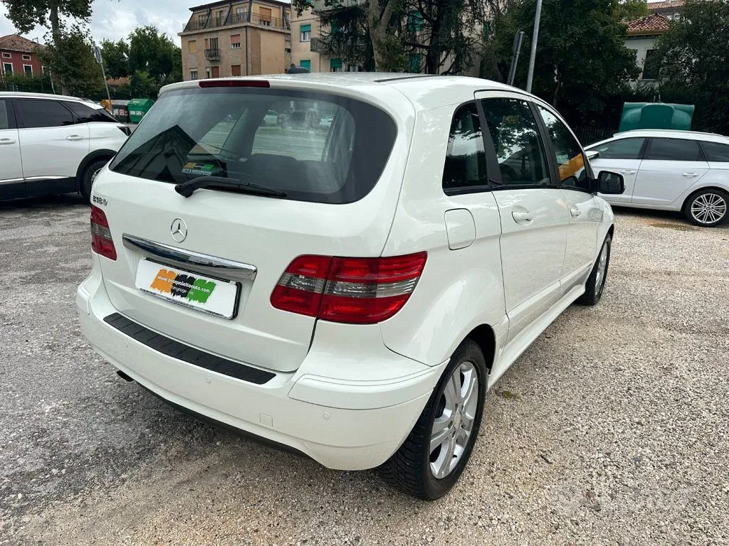 Mercedes-Benz B 180 2011 photo 3