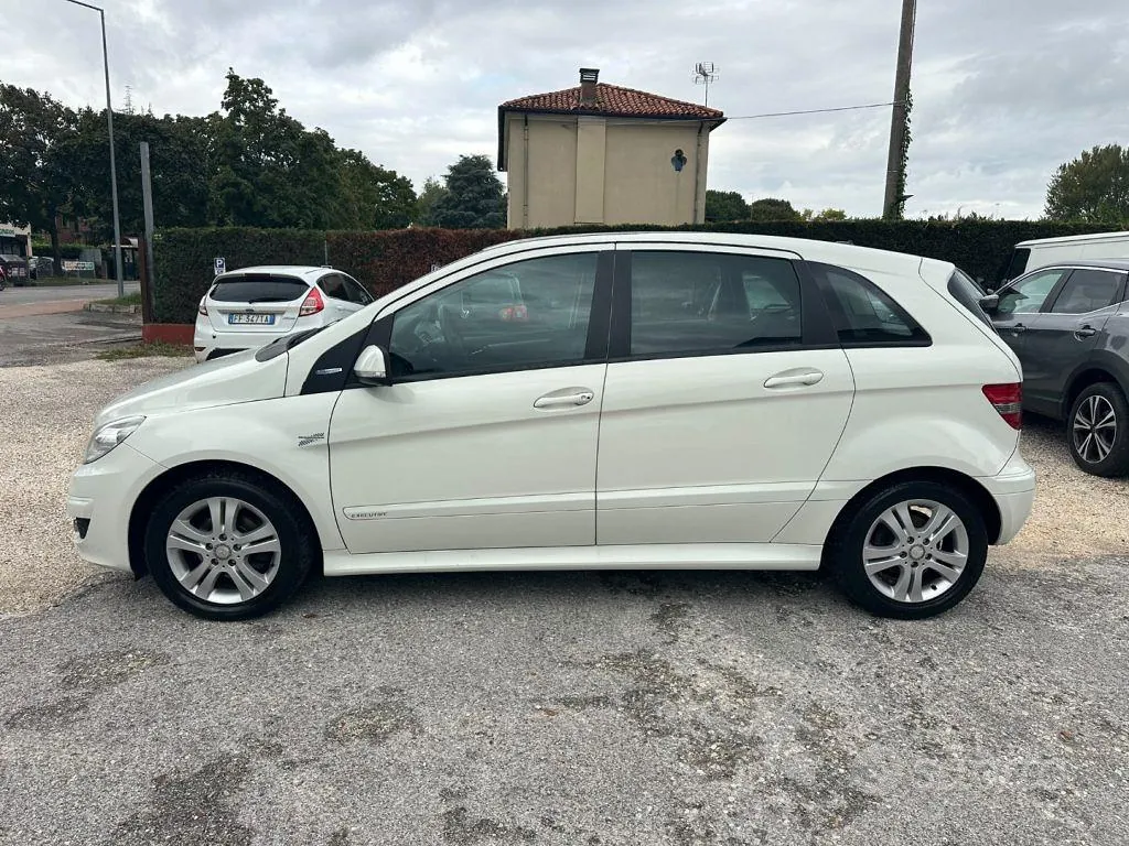 Mercedes-Benz B 180 2011 photo 2