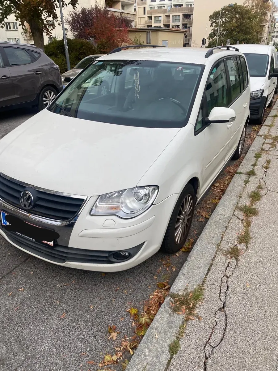 Volkswagen Touran 2008 photo 2