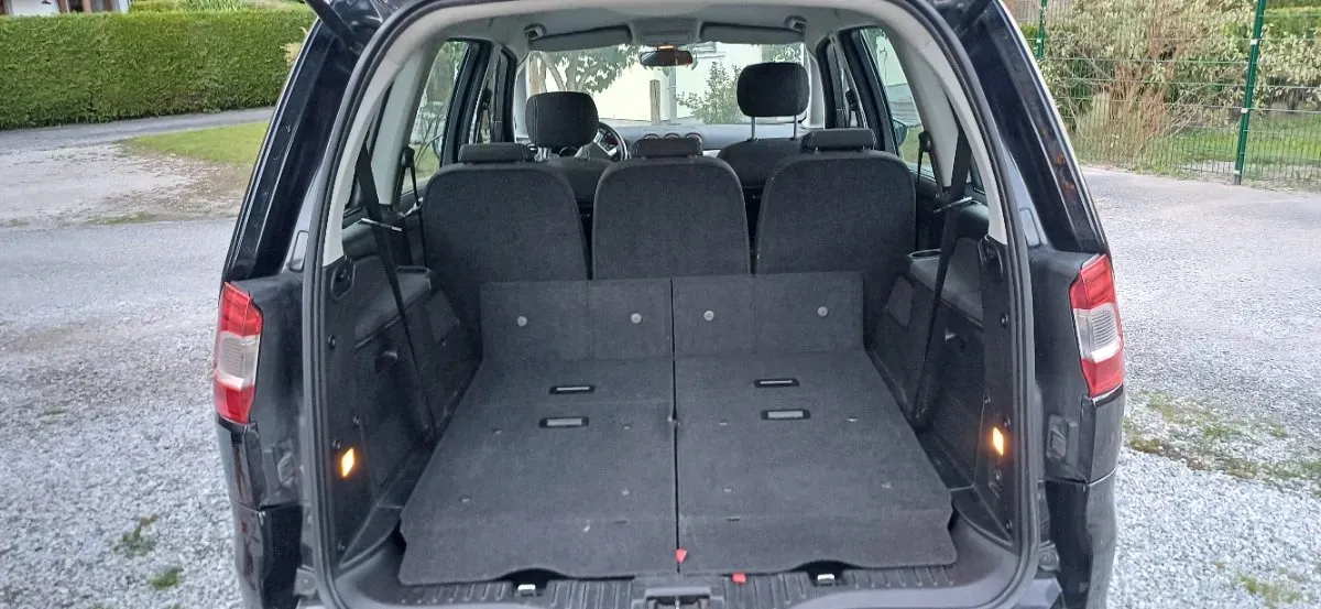 Ford Galaxy 2011 photo 3
