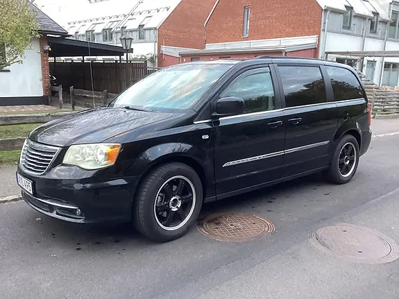 Chrysler Town & Country 2012 photo 3