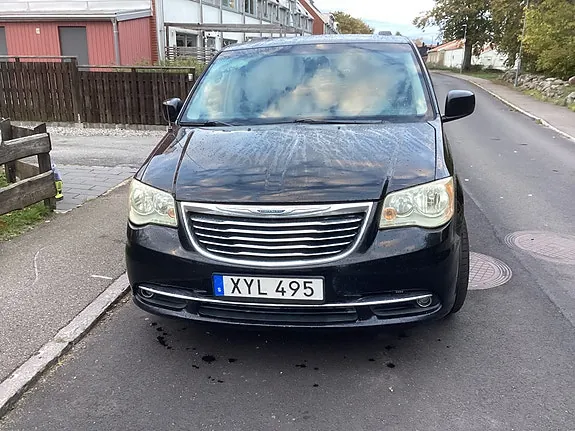 Chrysler Town & Country 2012 photo 2