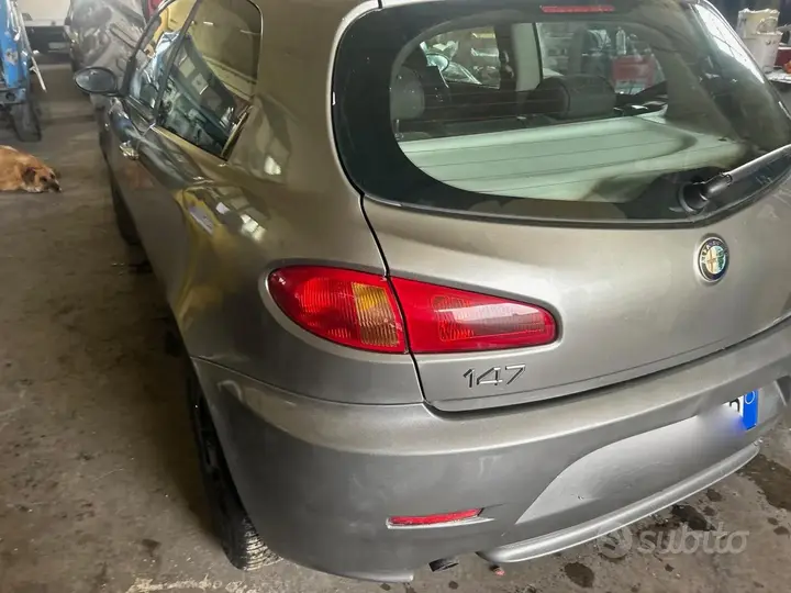 Alfa Romeo 147 2005 photo 2