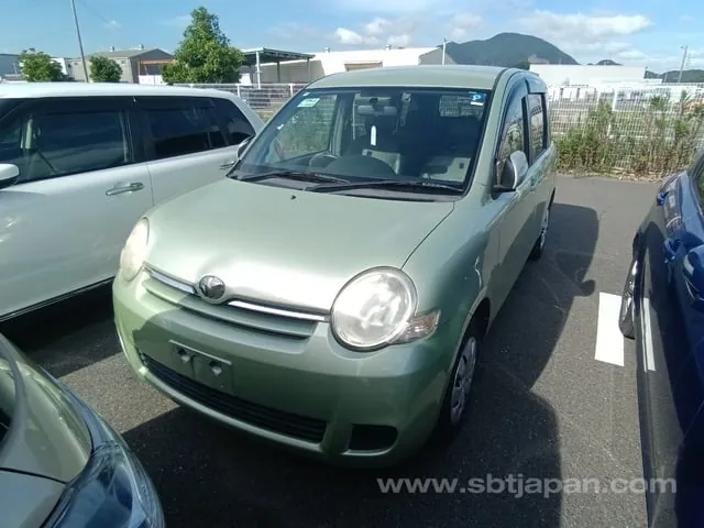Toyota Sienta 2010 photo 2