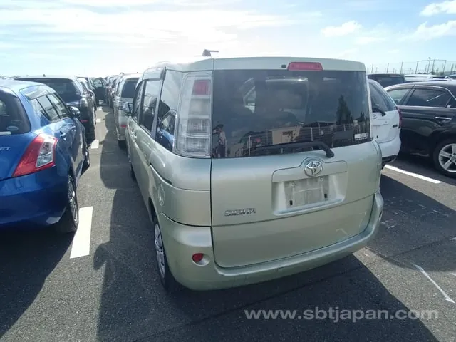 Toyota Sienta 2010 photo 3