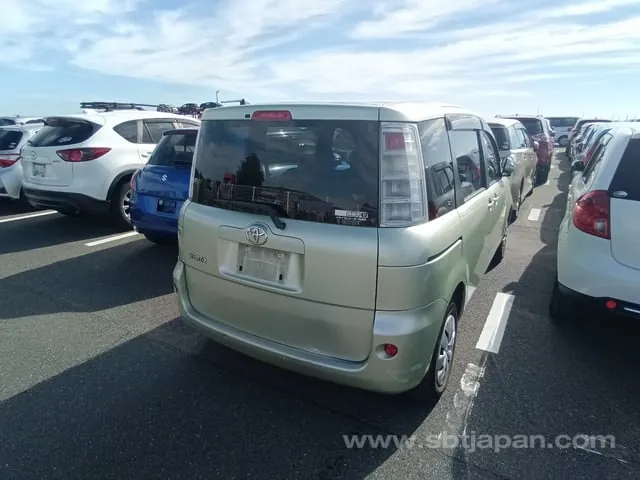 Toyota Sienta 2010 photo 4