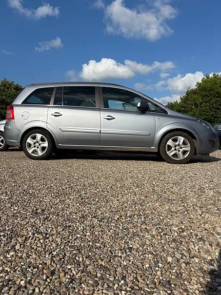 Opel Zafira 2011 photo 2