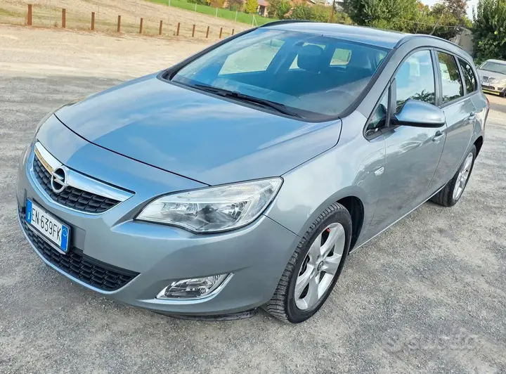 Opel Astra 2012 photo 2