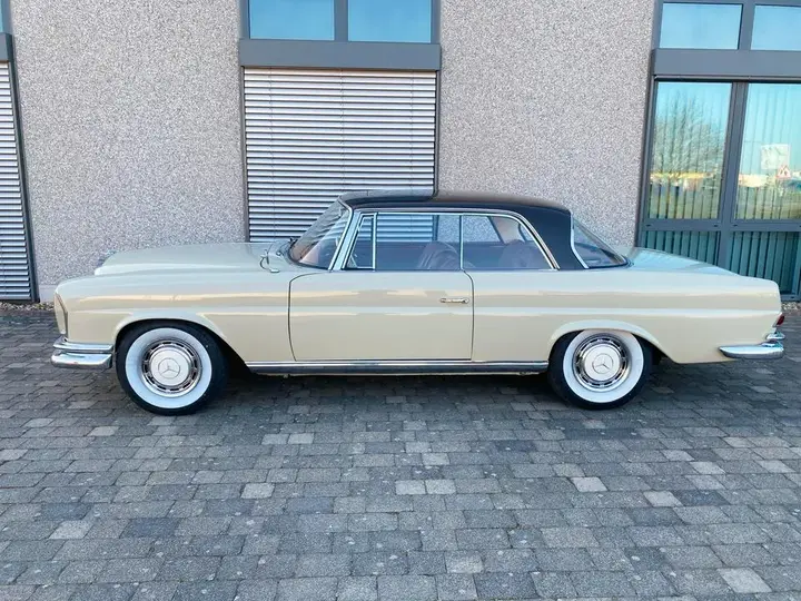 Mercedes-Benz W111