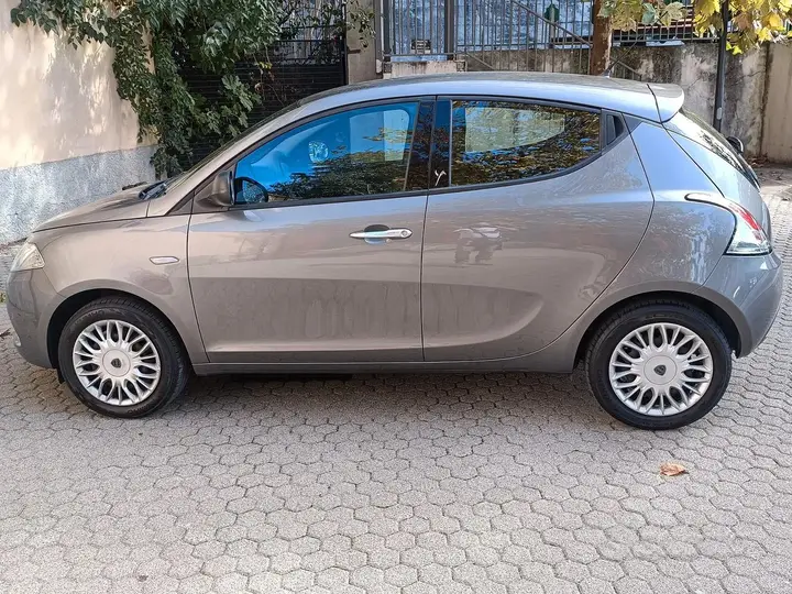 Lancia Ypsilon 2017 photo 2
