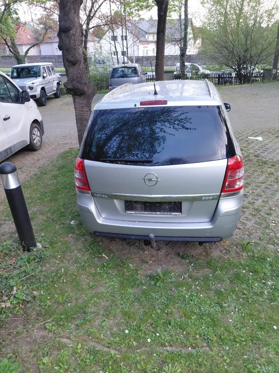 Opel Zafira 2012 photo 2
