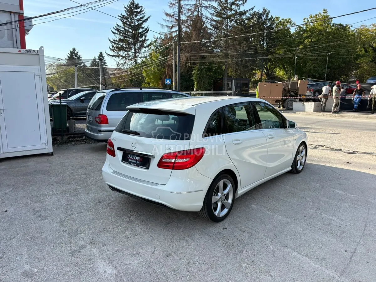 Mercedes-Benz B 200 2012 photo 5