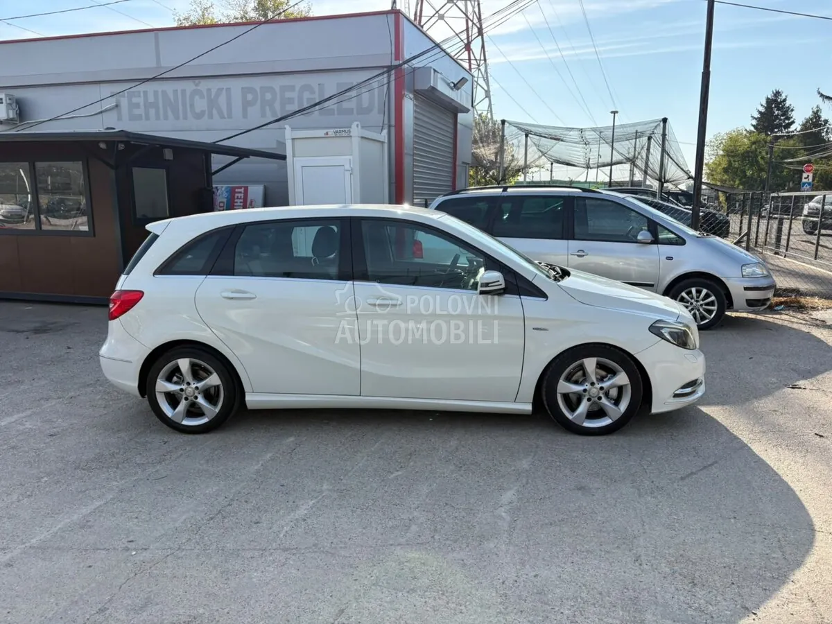 Mercedes-Benz B 200 2012 photo 4