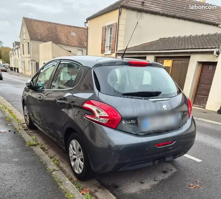 Peugeot 208 2014 photo 2
