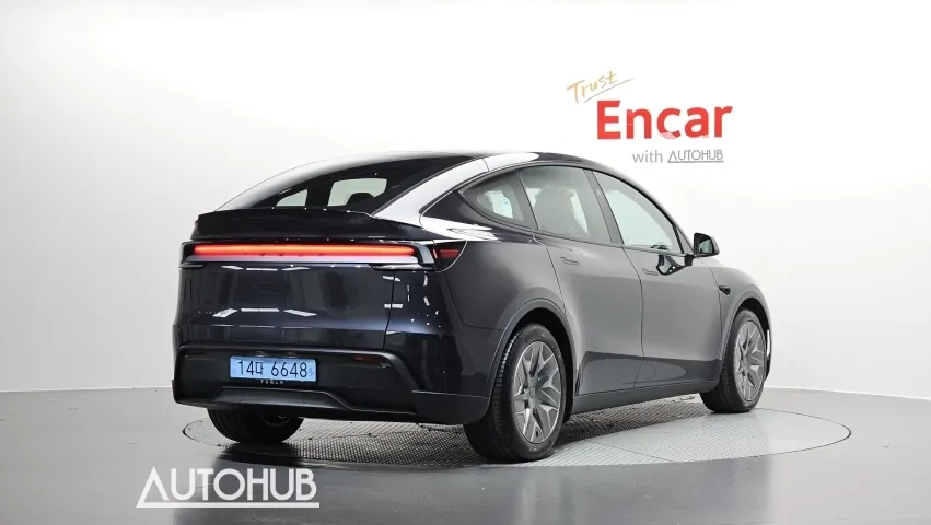 Tesla Model Y 2026 photo 2
