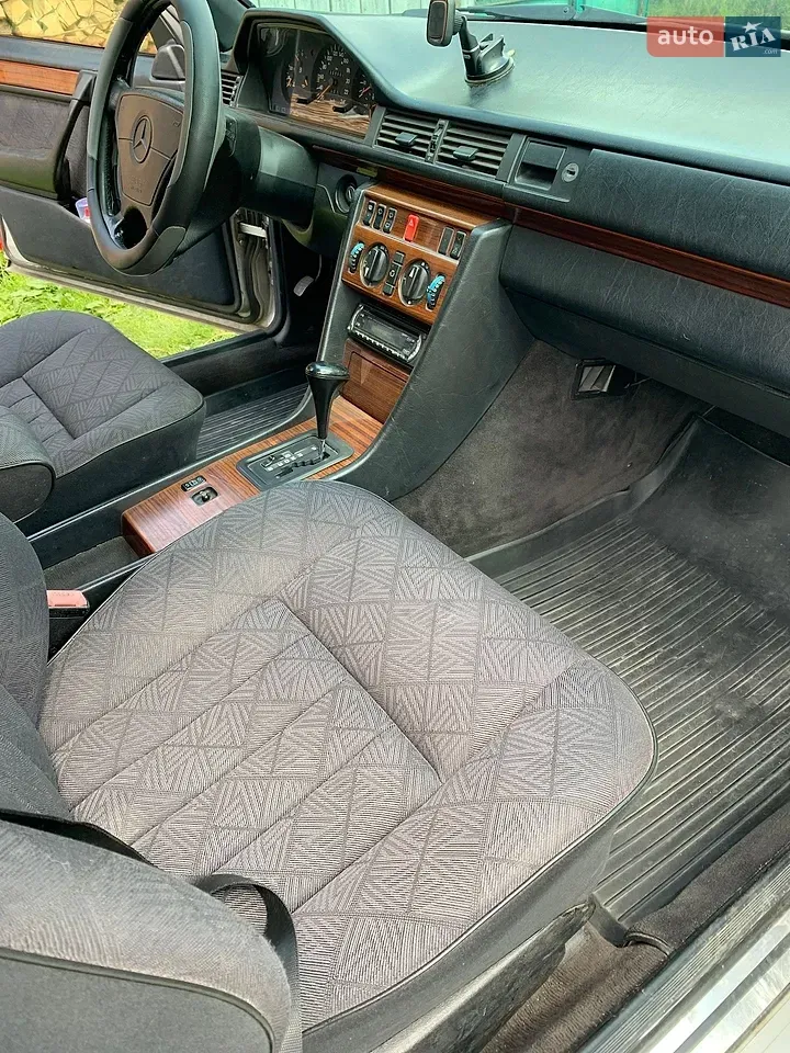 Mercedes-Benz E-Class 1994 photo 5