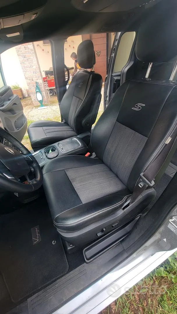 Lancia Voyager 2015 photo 2