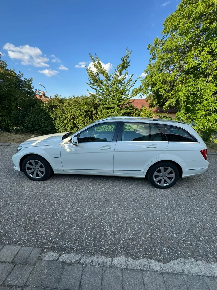 Mercedes-Benz C-Class 2011 photo 2
