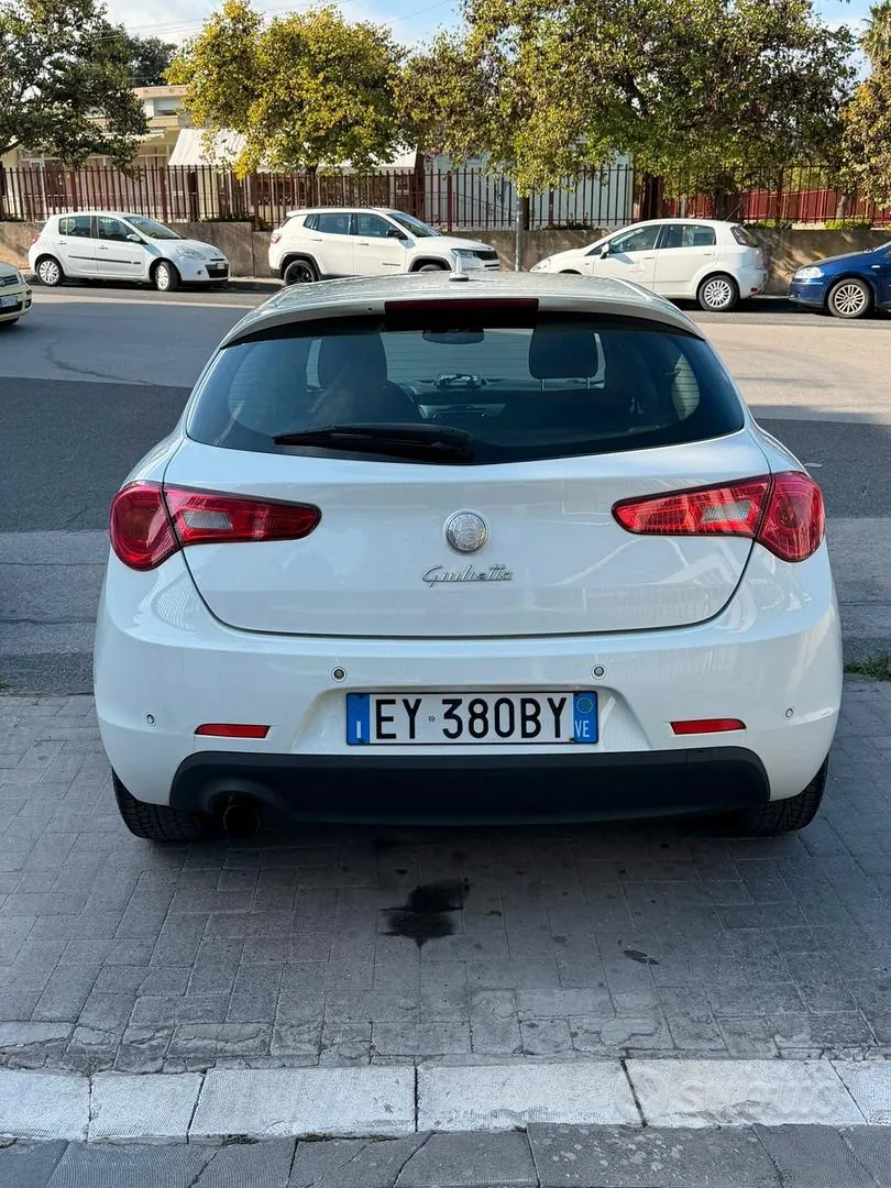 Alfa Romeo Giulietta 2012 photo 2