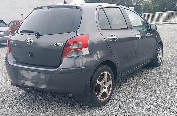Toyota Yaris 2011 photo 2
