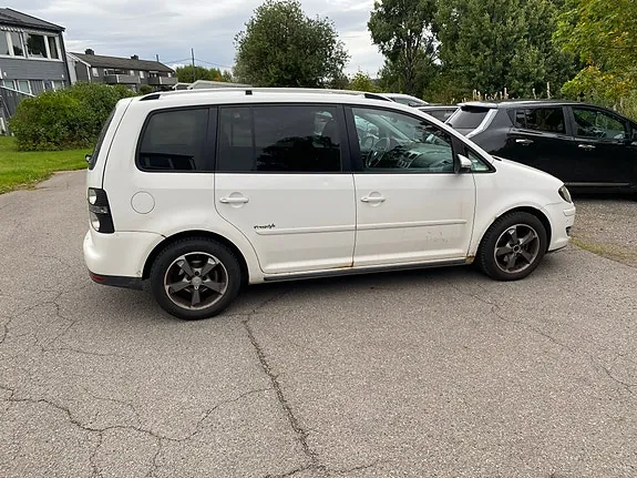 Volkswagen Touran 2010 photo 2