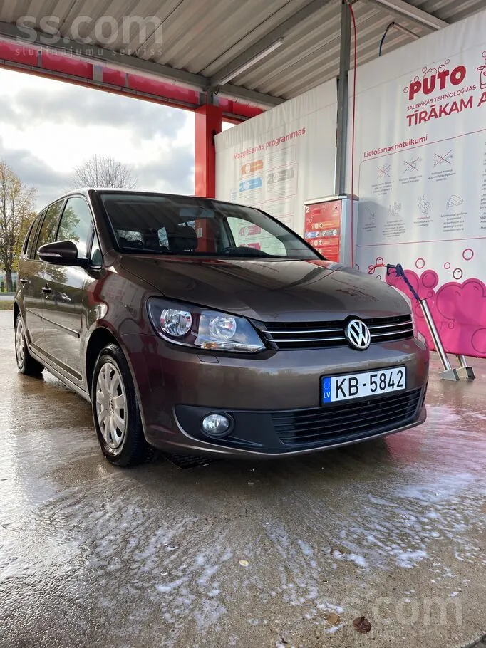 Volkswagen Touran 2011 photo 2