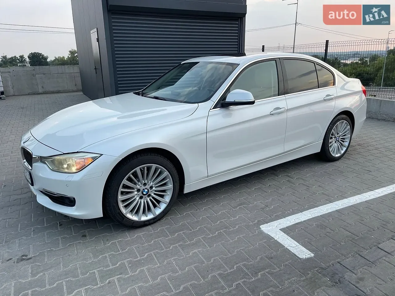 BMW 3 Series 2012 photo 2