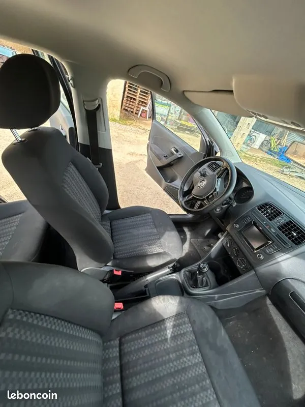 Volkswagen Polo 2015 photo 2