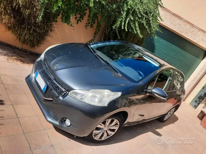 Peugeot 208 2012 photo 2