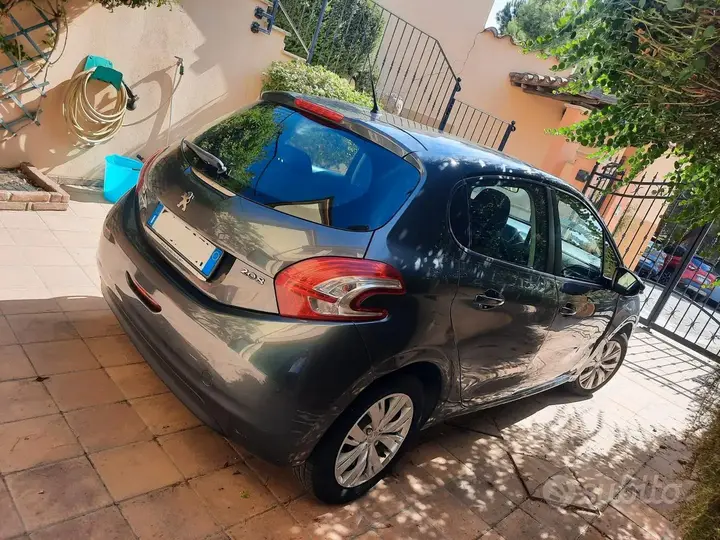 Peugeot 208 2012 photo 3
