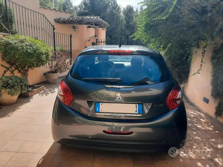Peugeot 208 2012 photo 4