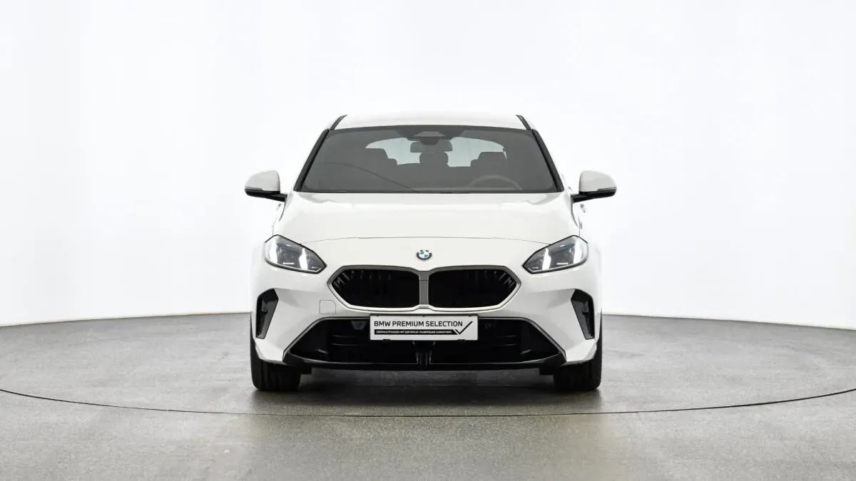BMW 1 Series 2025 photo 2