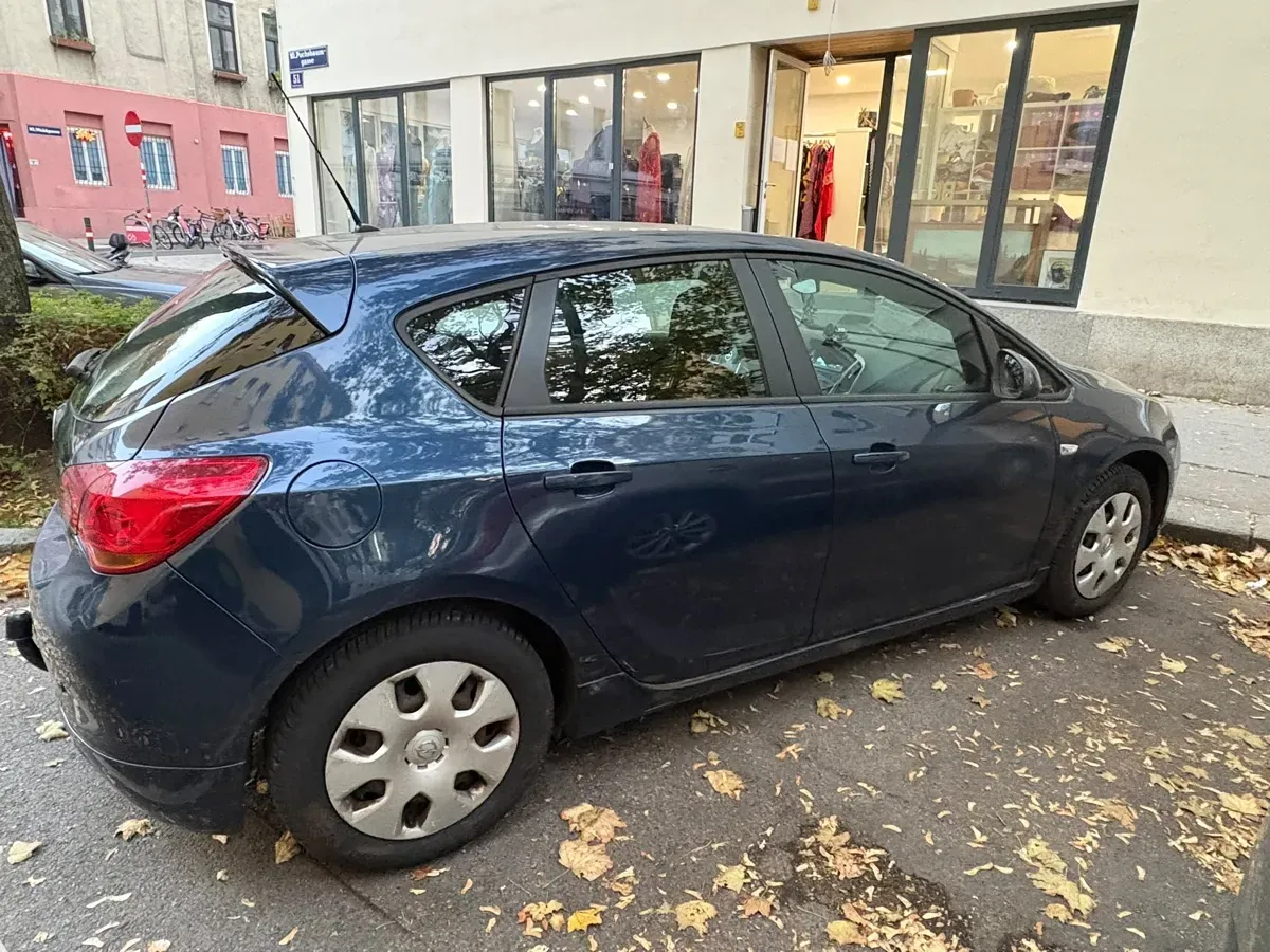 Opel Astra 2010 photo 3