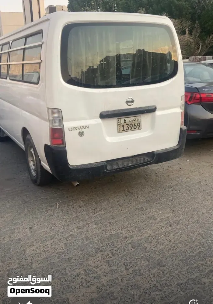 Nissan Urvan 2011 photo 2