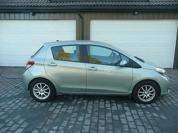 Toyota Yaris 2012 photo 2