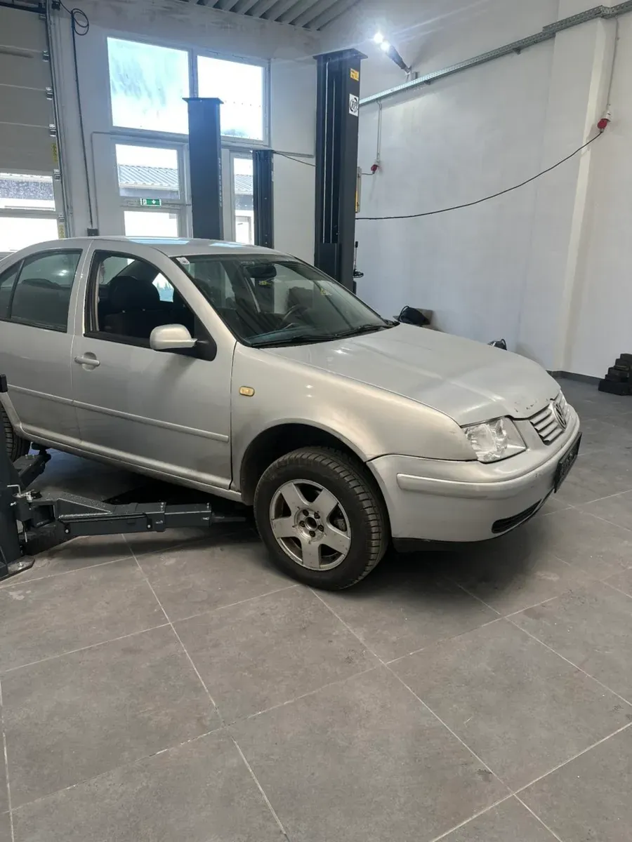 Volkswagen Bora 1999 photo 2