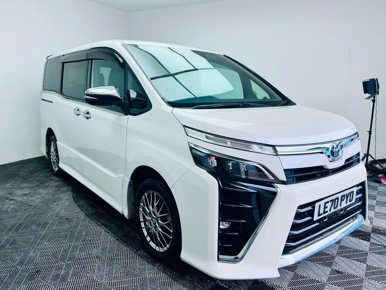 Toyota Voxy 2021 photo 2