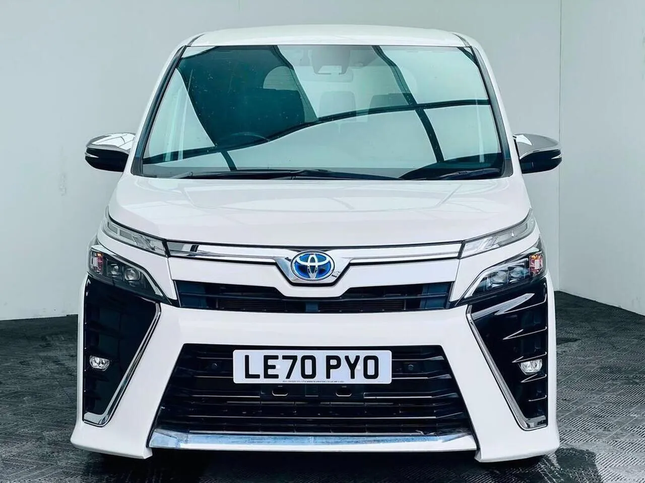 Toyota Voxy 2021 photo 4
