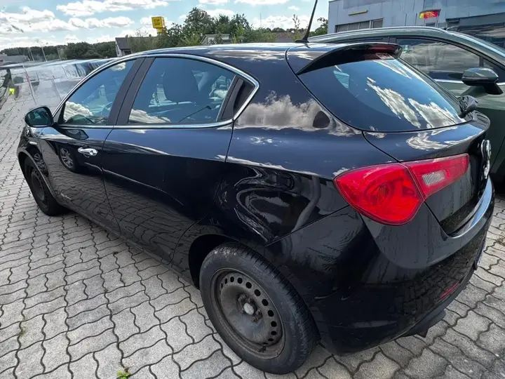 Alfa Romeo Giulietta 2010 photo 3
