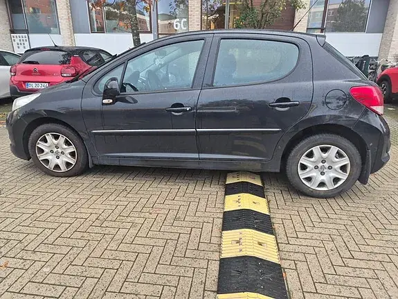 Peugeot 207 2012 photo 4